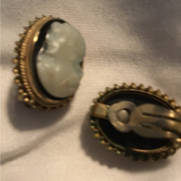 Vintage cameo clip on earrings - Picture 2 of 6